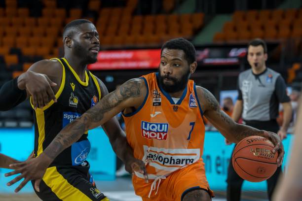 并且在防守 并且在防守